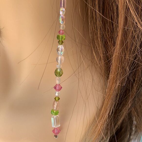 Single strand one ear assmetrical beaded pierced earring, hand beaded - Picture 5 of 5